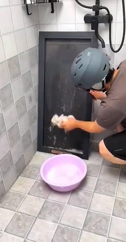 紗窗臟了不好清洗,每次都是費(fèi)時(shí)費(fèi)力,試試這個(gè)紗窗刷,一面擦兩面凈